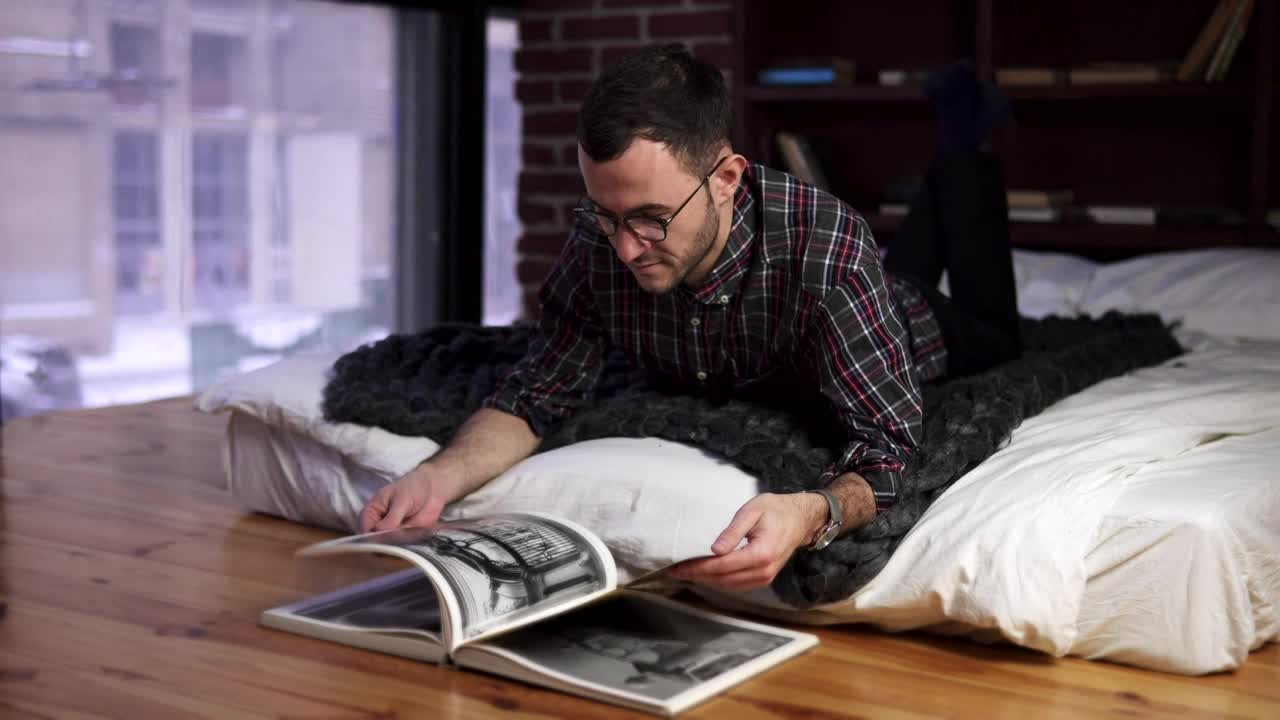 Stock Video Looking At Photos Animated Wallpaper