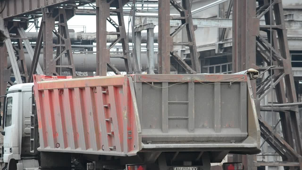 Stock Video Loading Scrap Into A Truck Animated Wallpaper