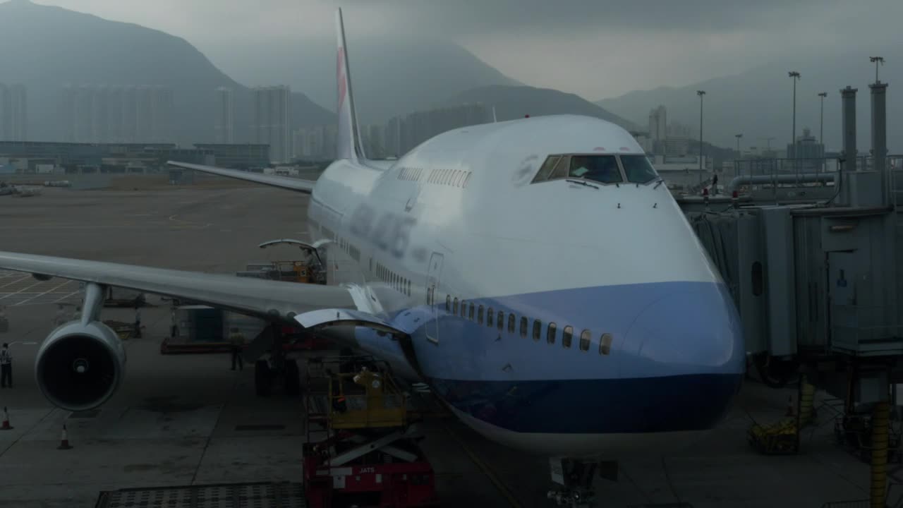 Stock Video Loading Freight Onto A Large Plane Animated Wallpaper
