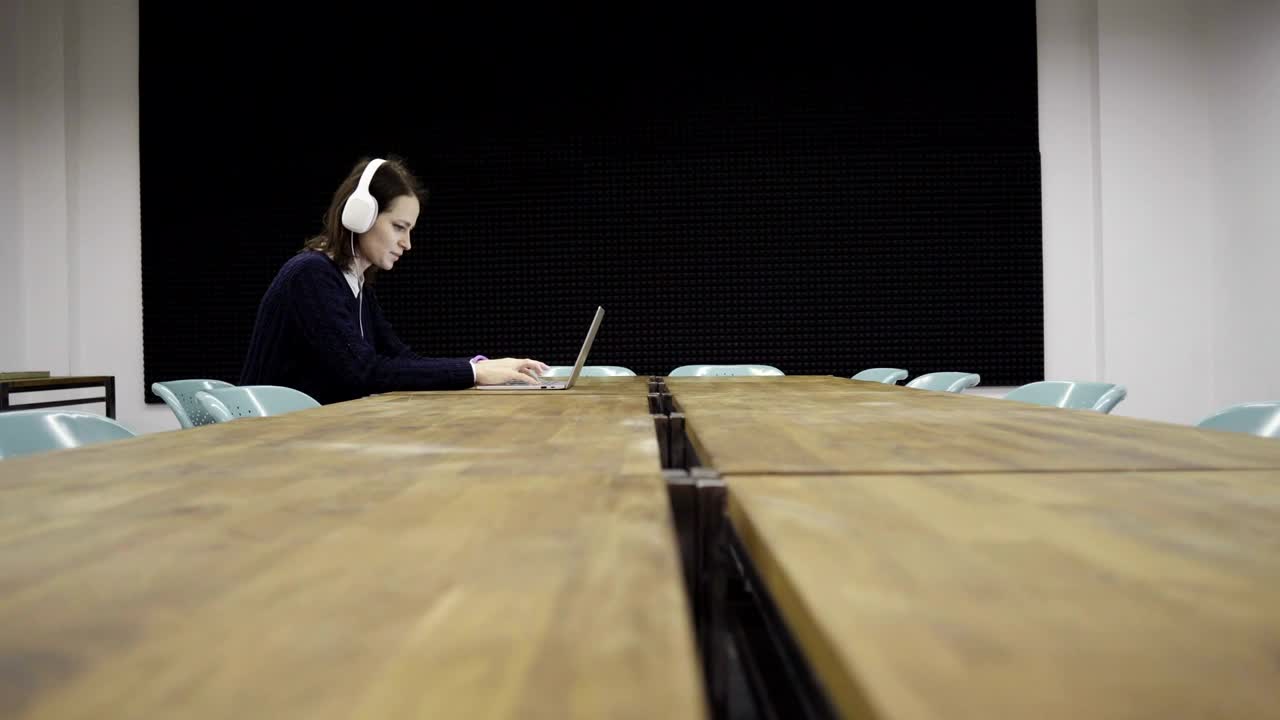 Stock Video Listening To Music At The Office Animated Wallpaper