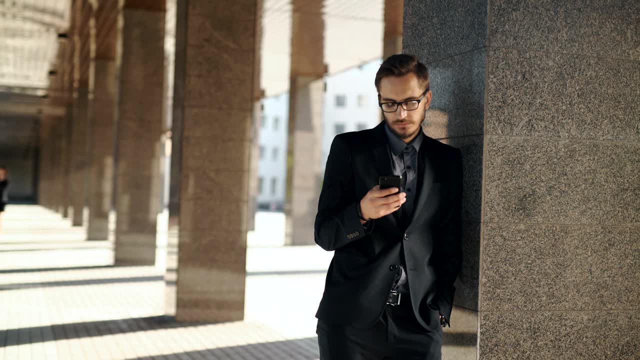 Stock Video Lawyer Using Mobile Cellphone Animated Wallpaper