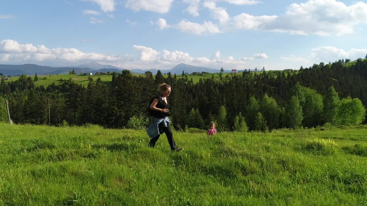 Stock Video Mother Takes Photos Of Her Daughter In Natur Animated Wallpaper