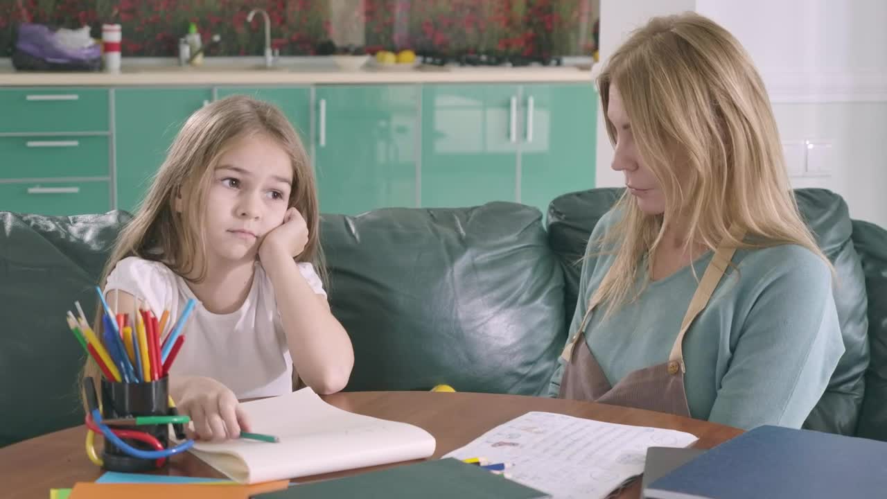 Stock Video Mother Helps Her Daughter Stud Animated Wallpaper