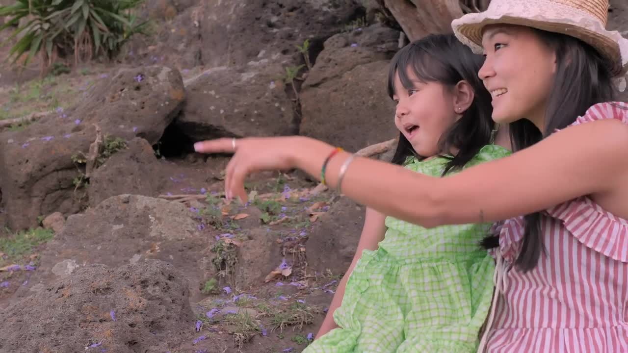 Stock Video Mother And Her Daughter In A Par Animated Wallpaper