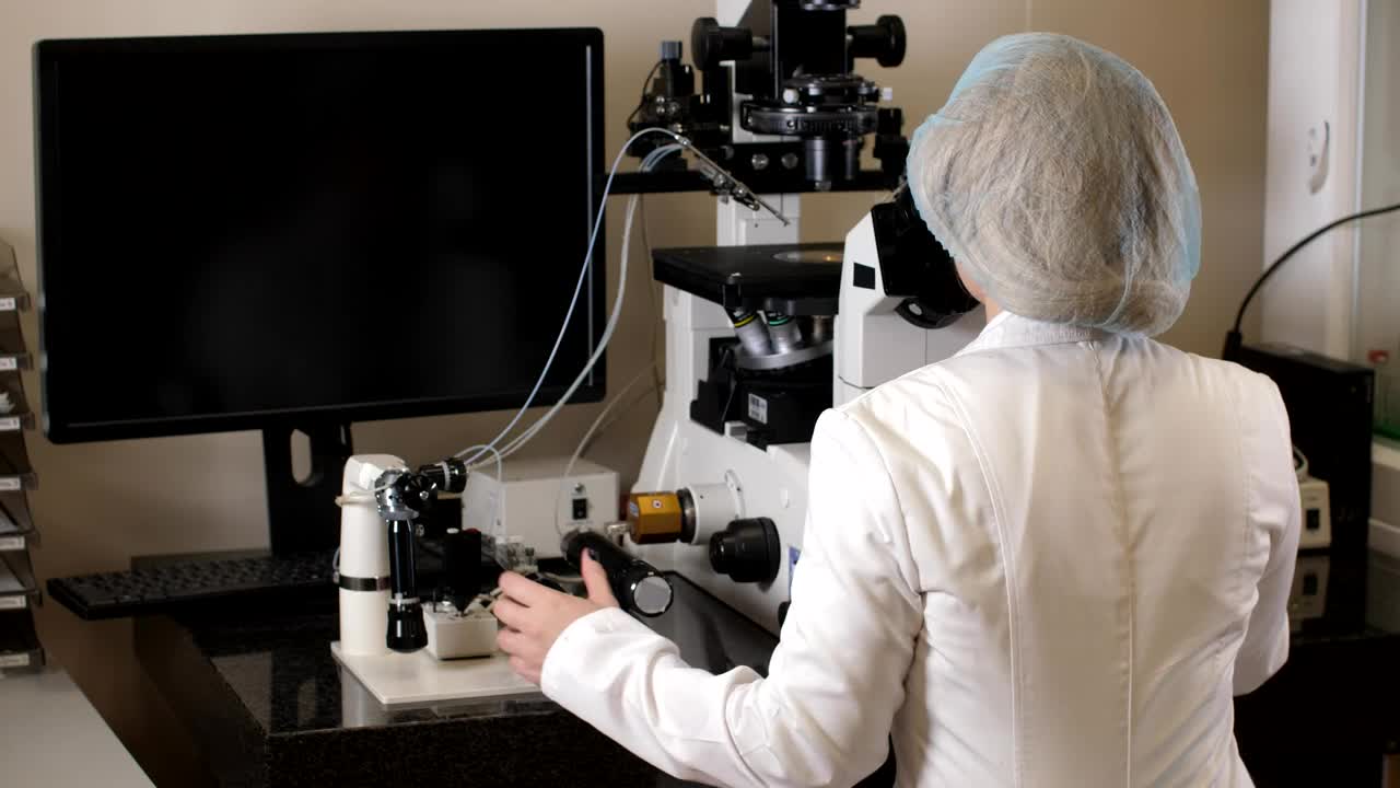 Stock Video Microbiologist Using A Microscop Animated Wallpaper