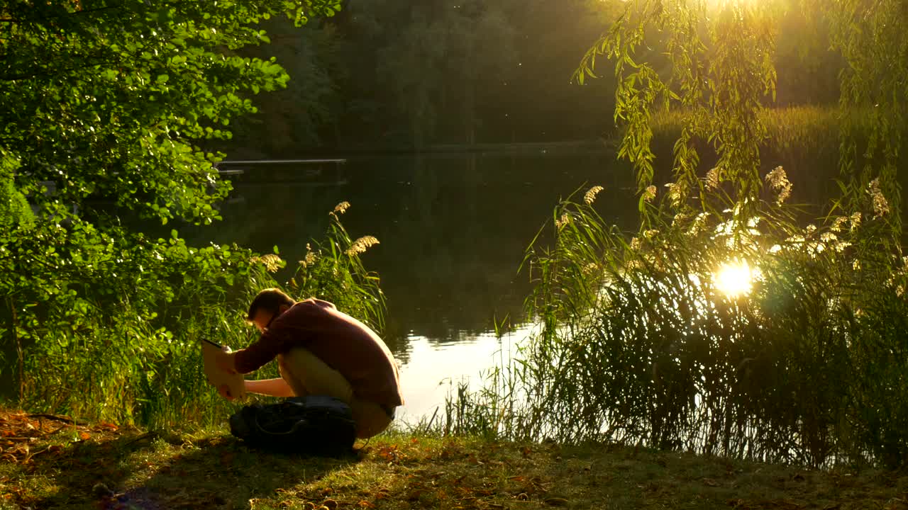 Stock Video Man With A Lap Top On The Shore Of Animated Wallpaper
