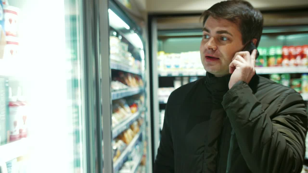 Stock Video Man Talking On His Phone At The Shop Animated Wallpaper