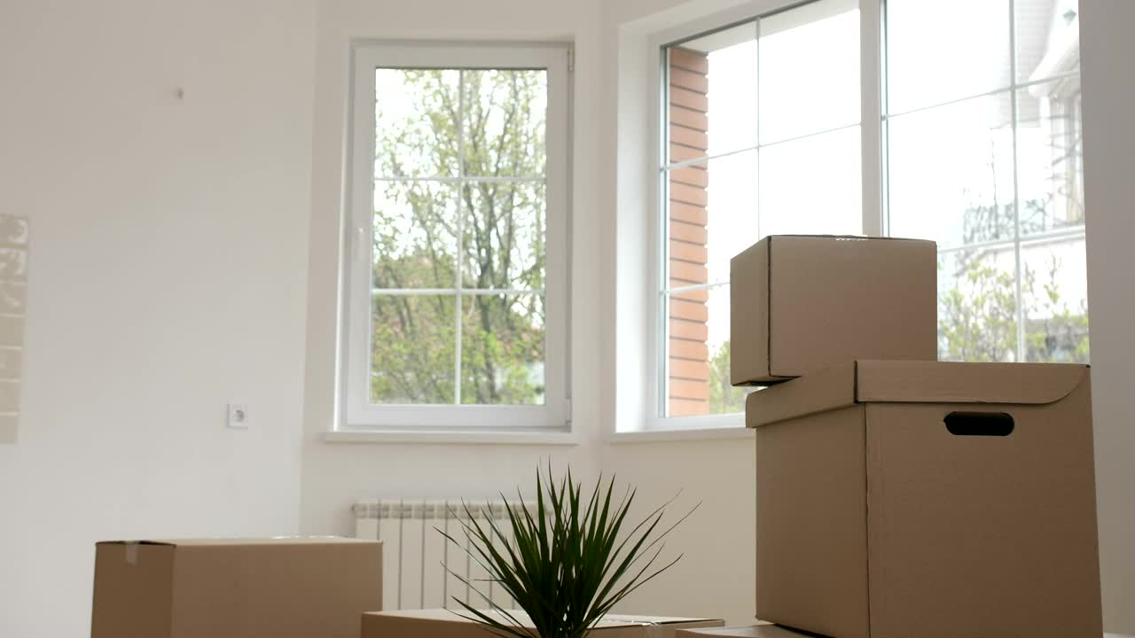 Stock Video Moving Into A Newly Purchased House Live Wallpaper