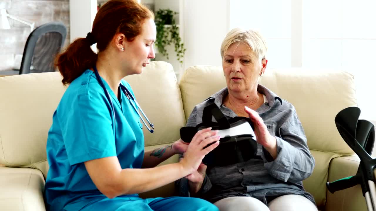 Stock Video Nurse Helps Woman Experience Vr Therapy Live Wallpaper