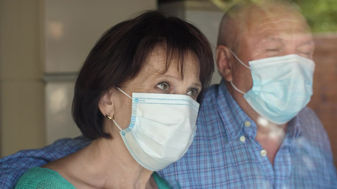 Stock Video Old Couple With Face Masks Portrait Live Wallpaper