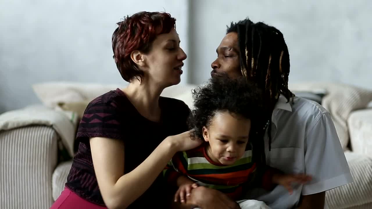 Stock Video Parents Showing Affection Live Wallpaper
