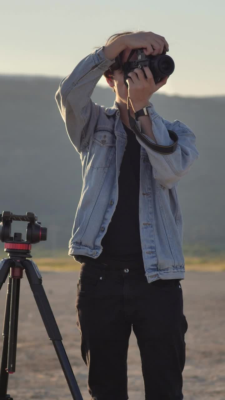 Video Stock Photographer Working Outside In A Desert Live Wallpaper Free