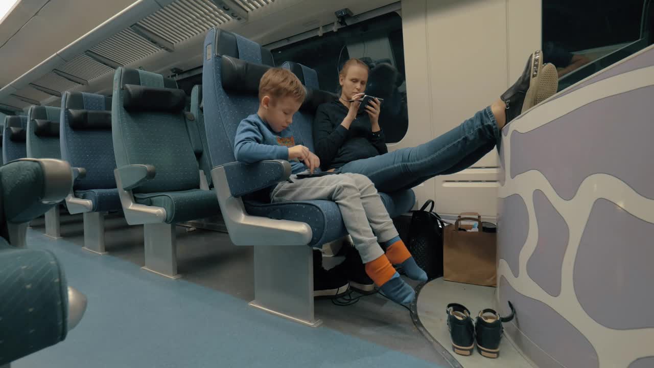 Video Stock Playing With Phones On The Train Live Wallpaper Free
