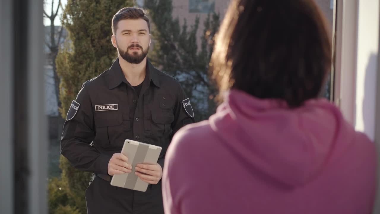 Video Stock Police Officer Talking To A Woman Live Wallpaper Free