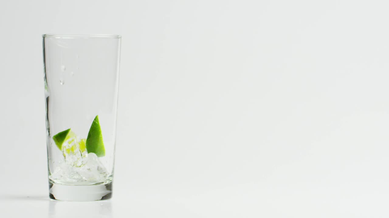 Video Stock Pouring A Glass Of Tonic Water Live Wallpaper Free