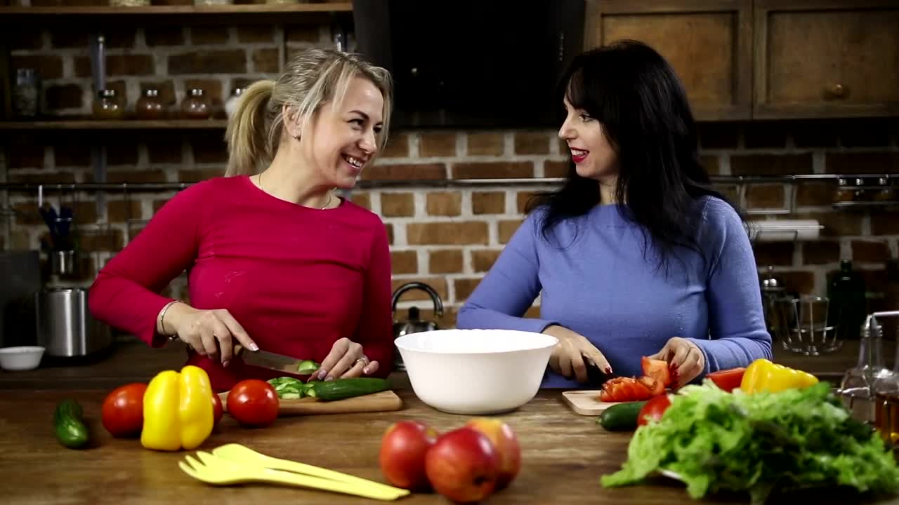 Video Stock Preparing A Healthy Dinner Live Wallpaper Free