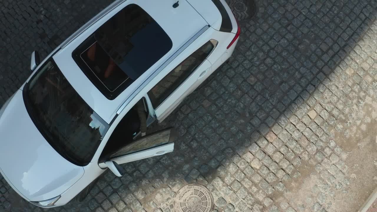 Video Stock Pulling Someone Out Of A Car Live Wallpaper Free