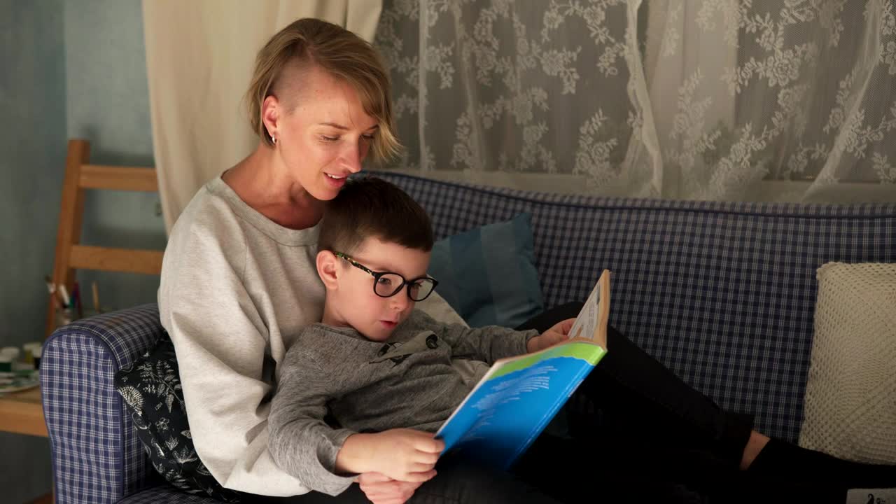 Video Stock Reading A Story Together Live Wallpaper Free