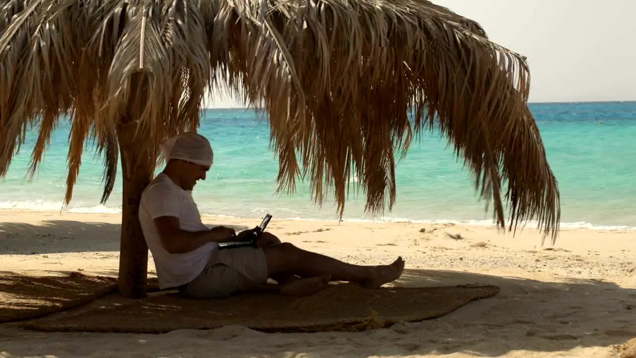 Free Stock Video Sitting In The Shade Working Live Wallpaper