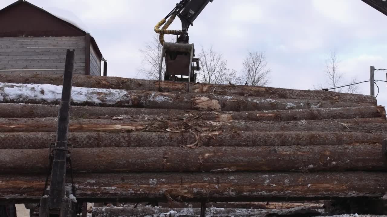 Free Stock Video Removing Logs From A Truck Live Wallpaper