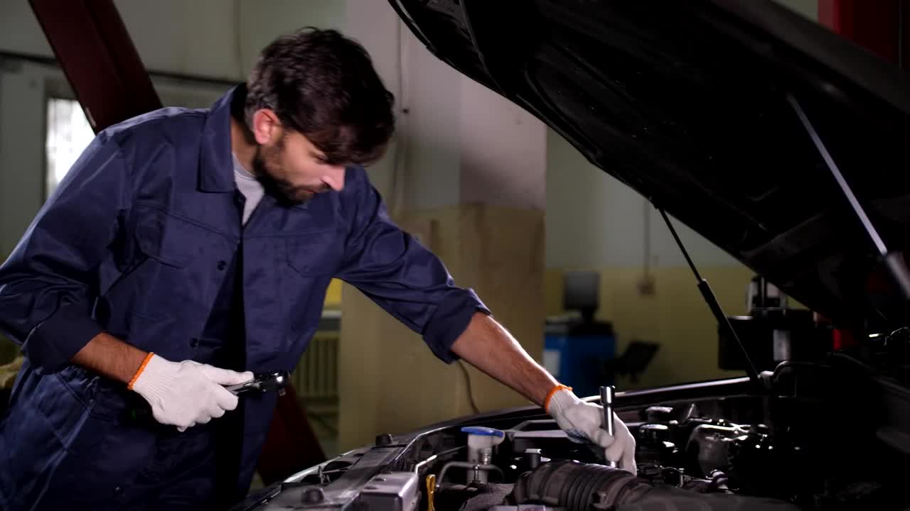 Free Stock Video Replacing An Oil Filter Live Wallpaper