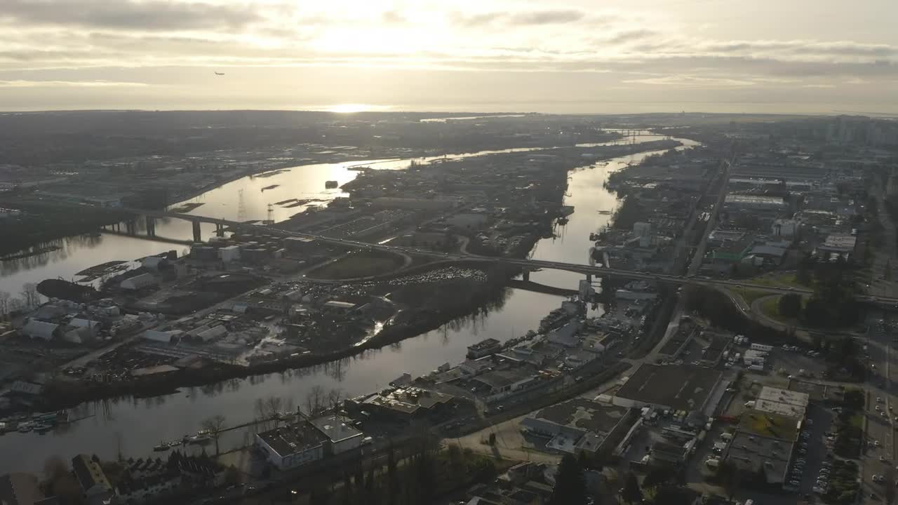 Free Stock Video River Crossing A City Shot From The Air Live Wallpaper