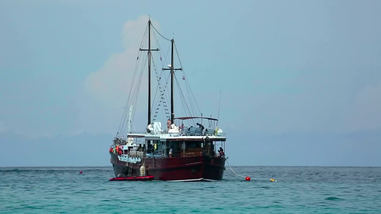 Free Stock Video Sailing Boat In The Middle Of The Ocean Live Wallpaper