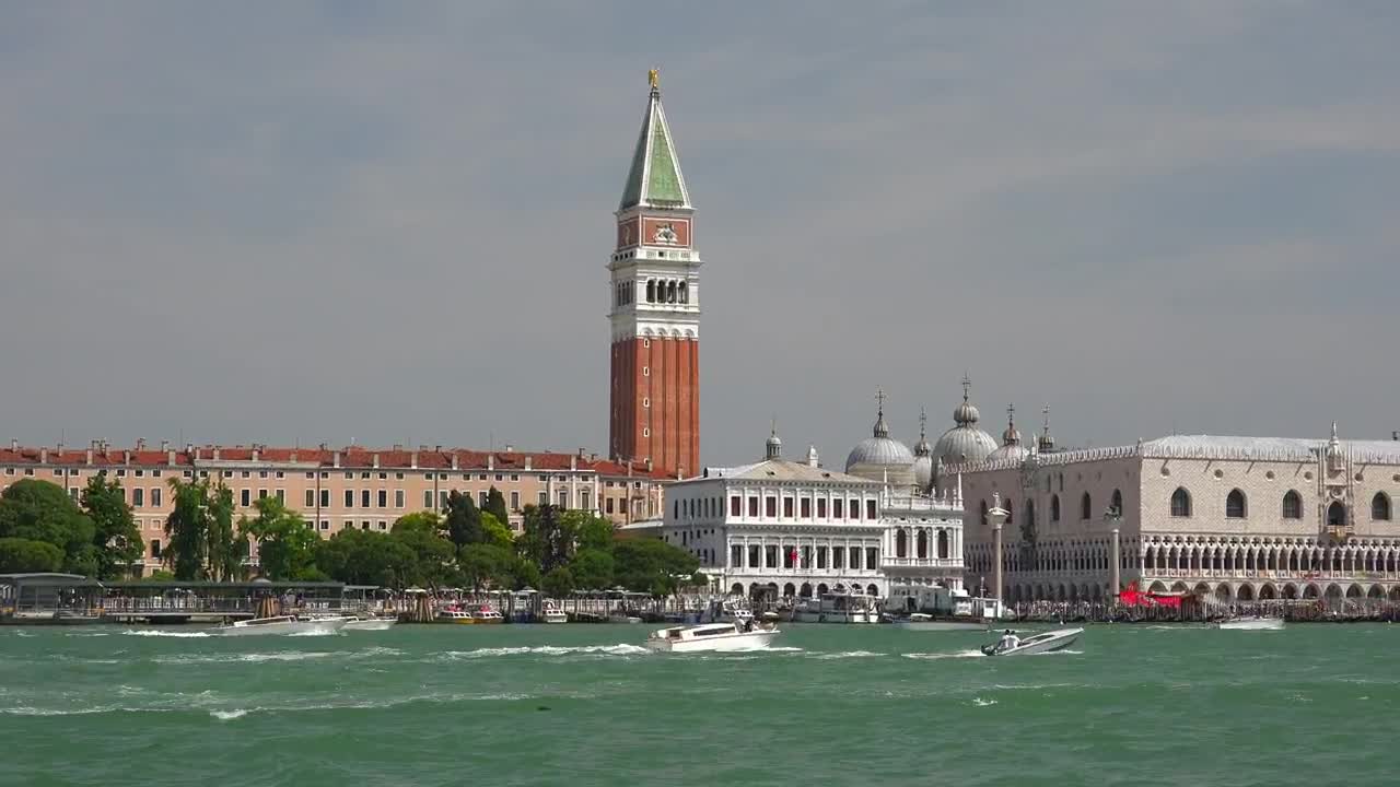 Free Stock Video Sailing Through Venecia Canals Live Wallpaper