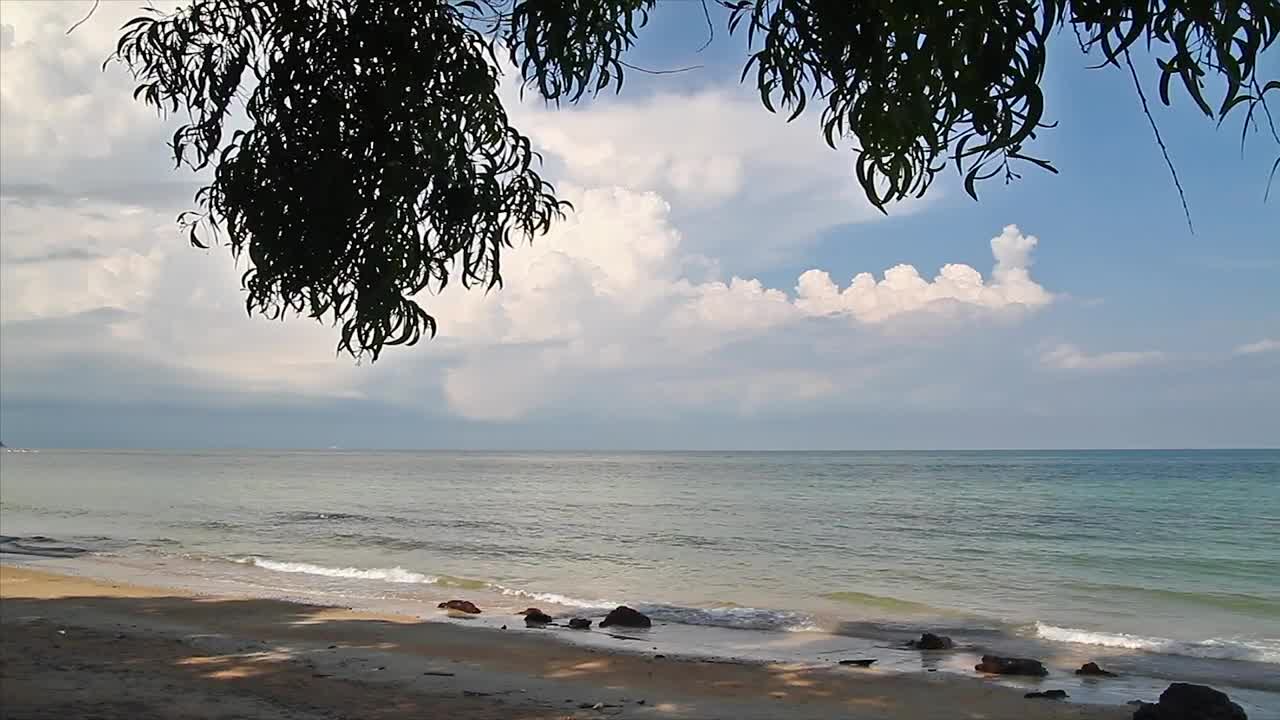 Free Stock Video Shallow Waves Breaking On The Sand Live Wallpaper