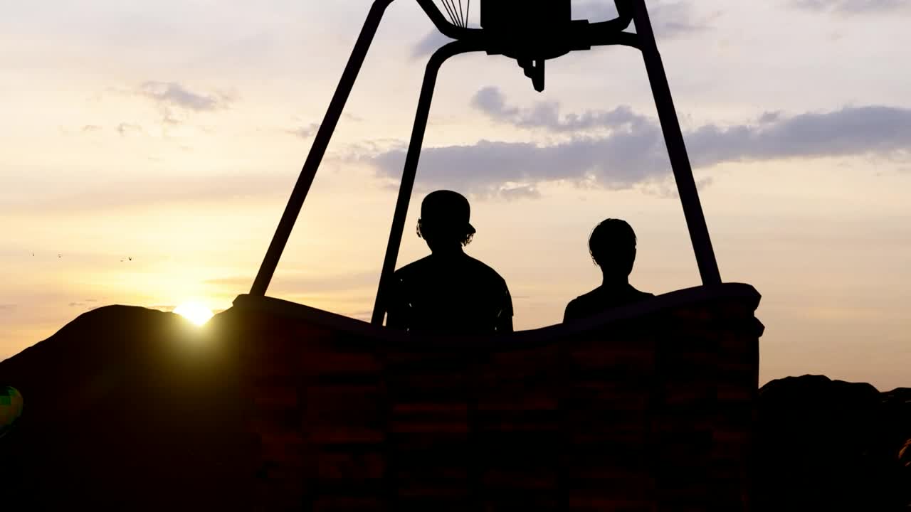 Free Stock Video Silhouette Of A Hot Air Balloon Towards The Sunset Live Wallpaper
