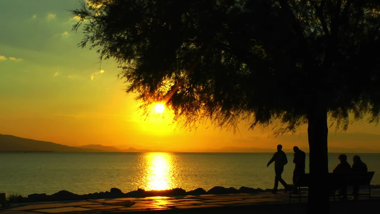 Free Stock Video Silhouette Of People Walking On The Boardwalk Live Wallpaper