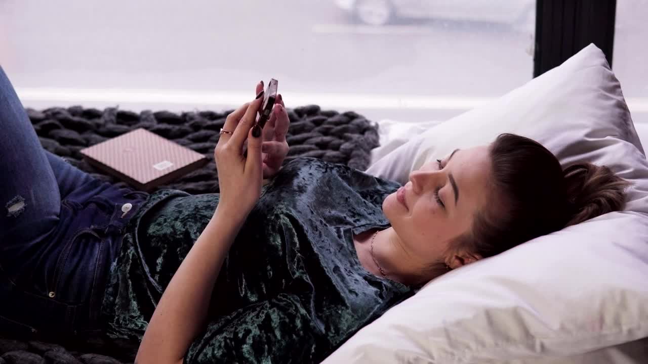 Free Video Stock Smiling While Browsing Her Phone Live Wallpaper