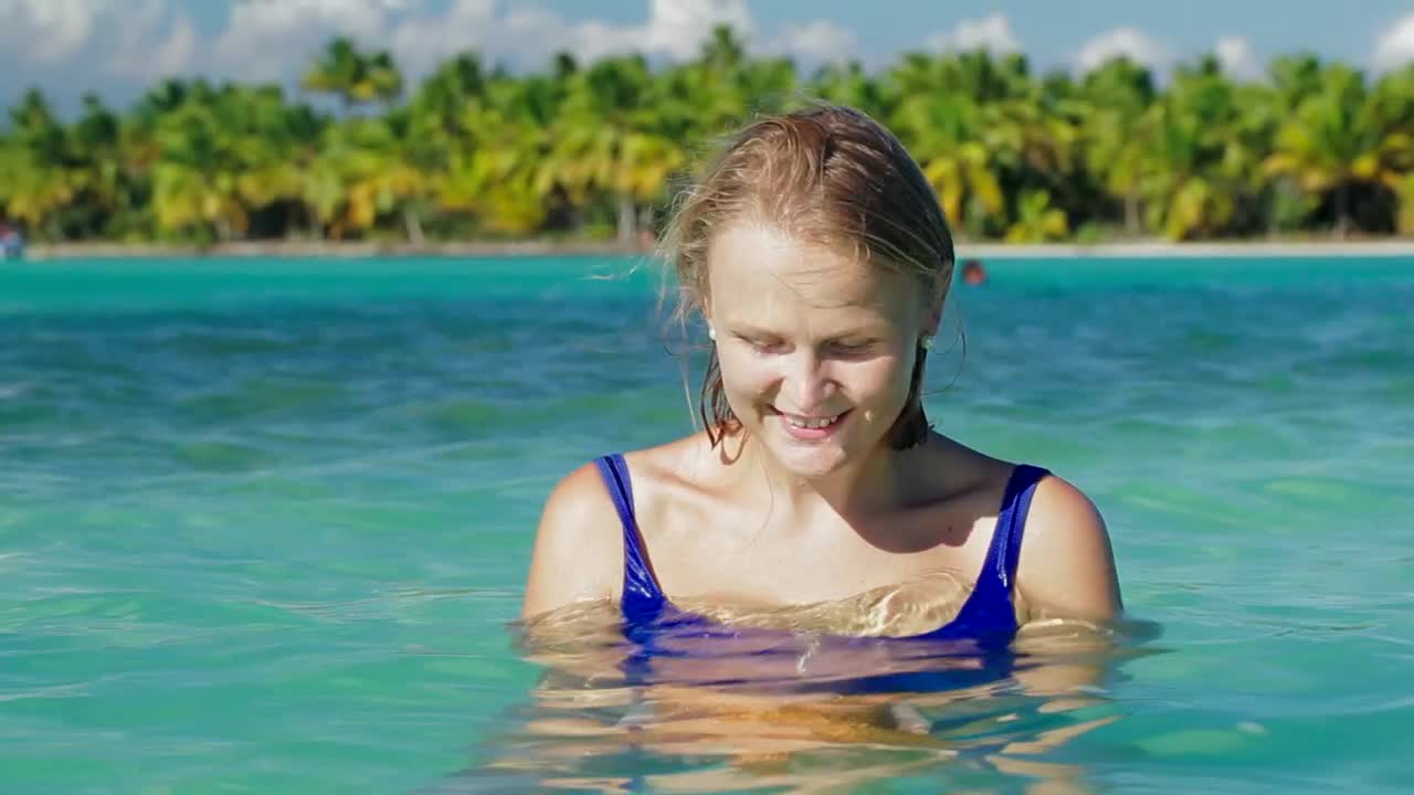 Free Video Stock Smiling Woman Holding A Starfish Live Wallpaper