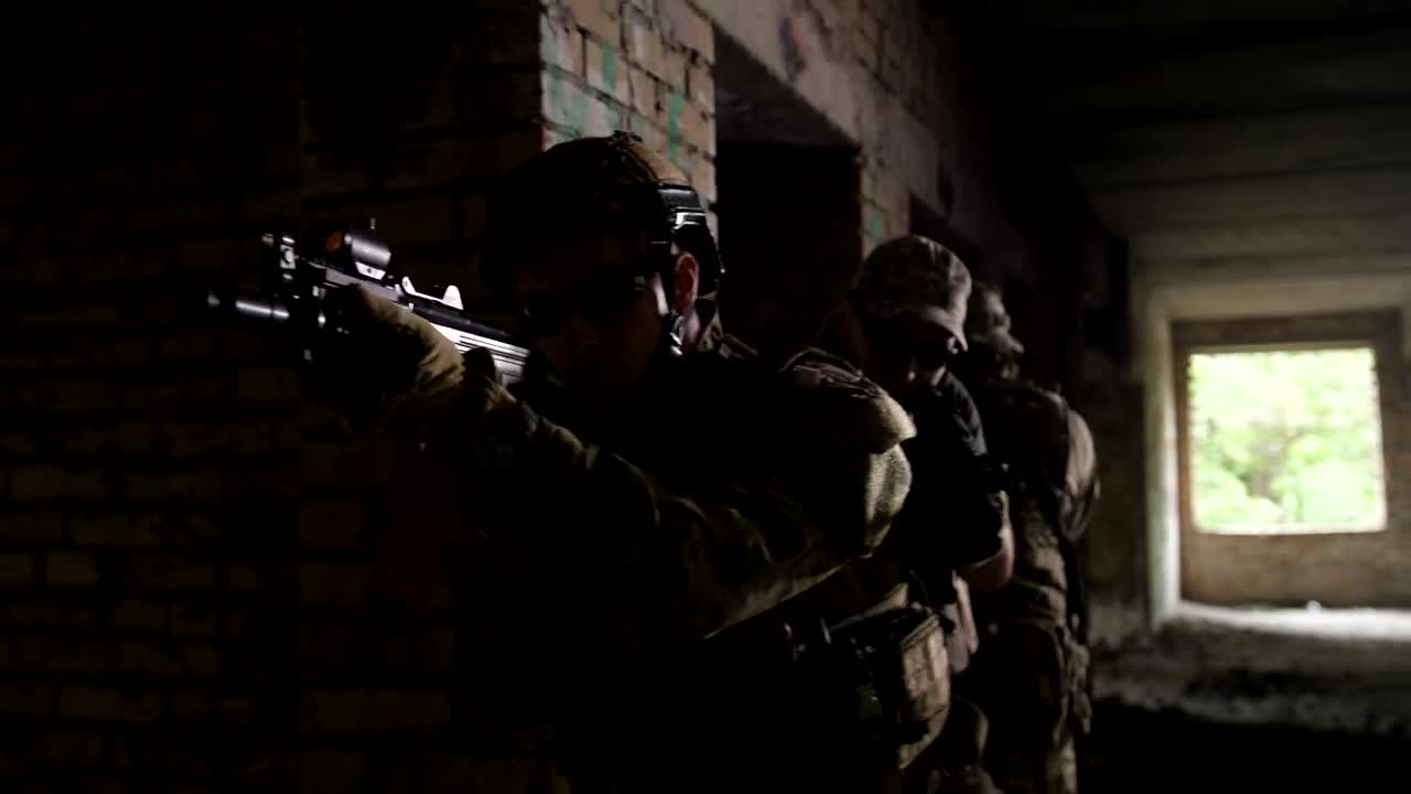 Free Video Stock Soldiers In Tactical Formation Live Wallpaper