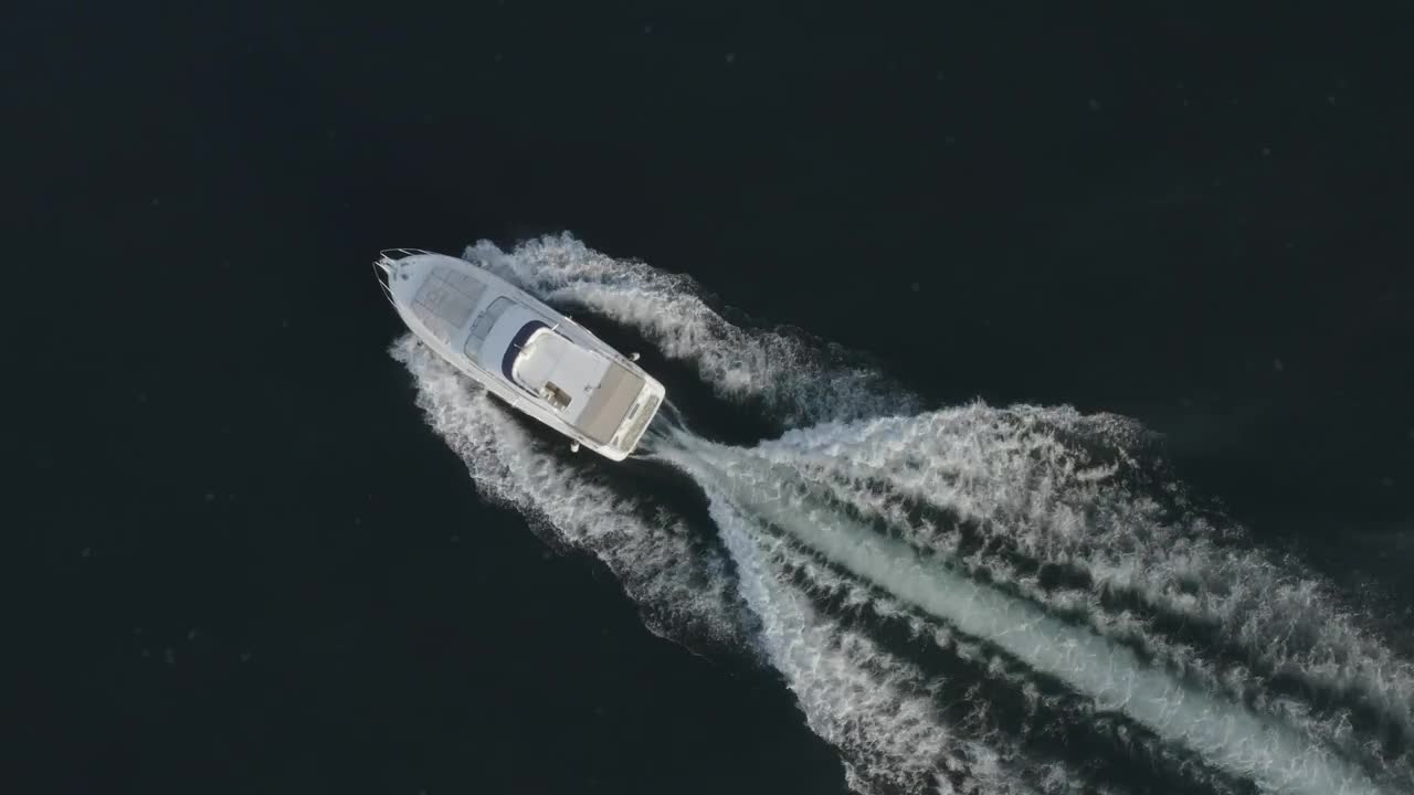Free Video Stock Speedboat Cutting Across The Ocean Live Wallpaper