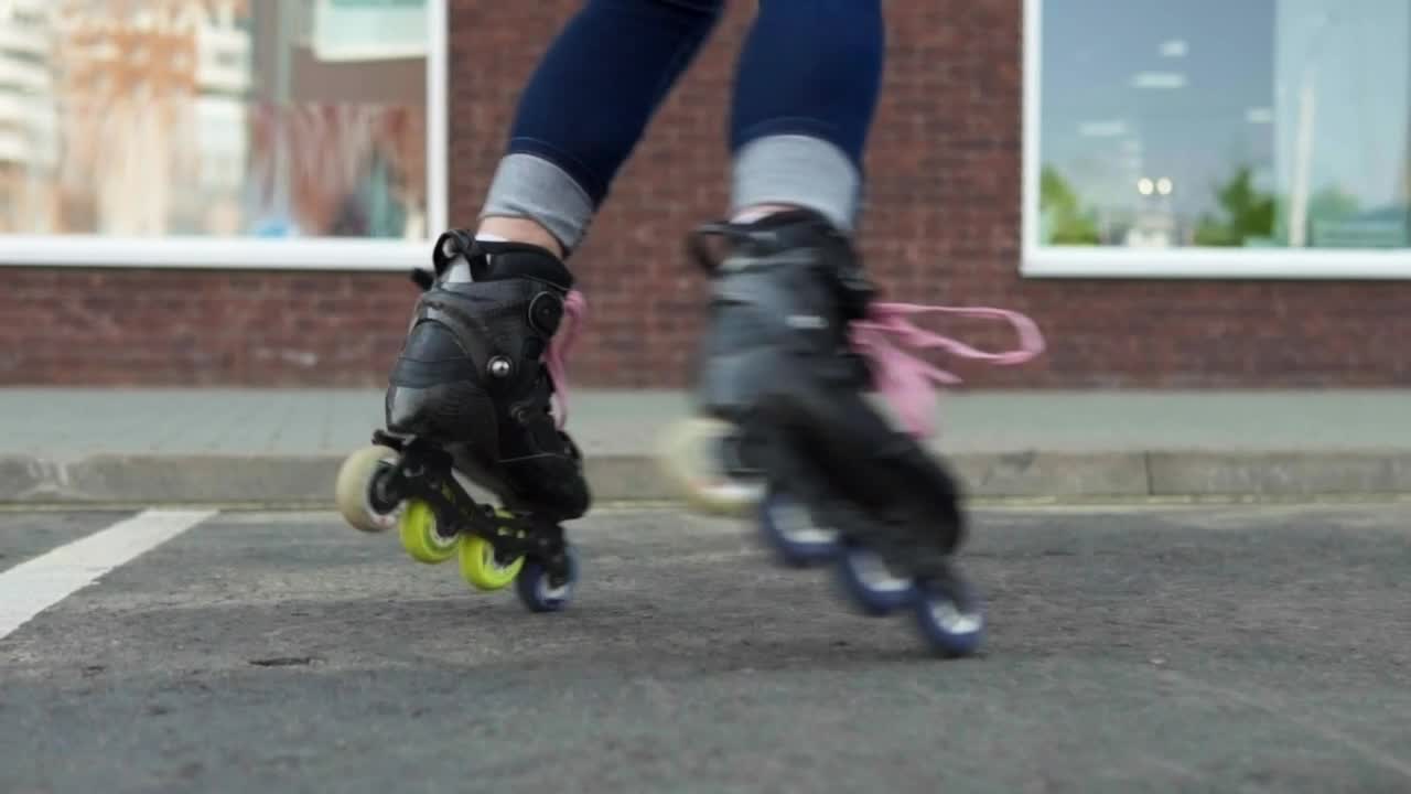 Free Video Stock Spinning While Roller Skating Live Wallpaper