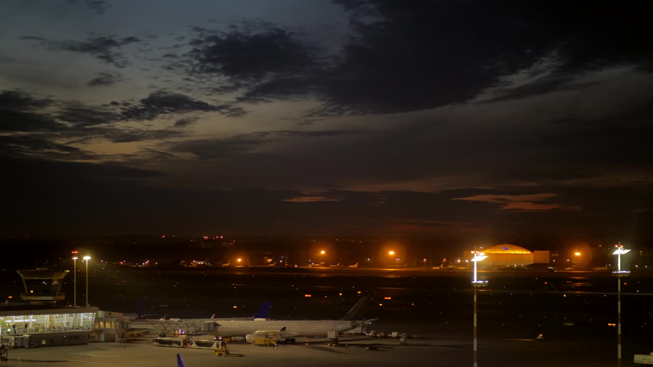 Free Video Stock taking off into the night Live Wallpaper