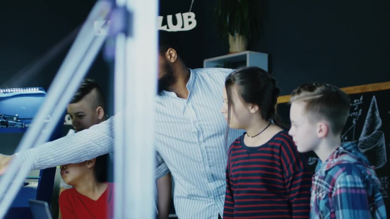 Free Video Stock teacher showing teeth to children Live Wallpaper