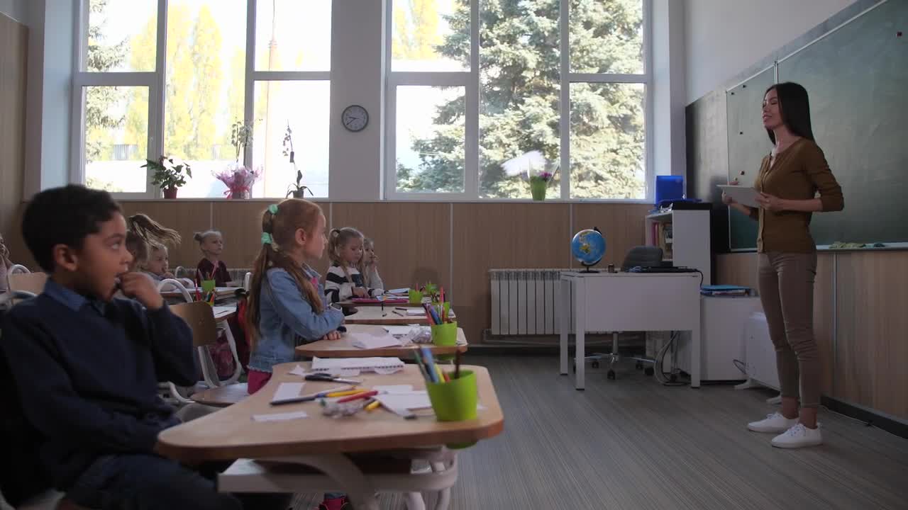 Free Video Stock teacher speaking to her class Live Wallpaper