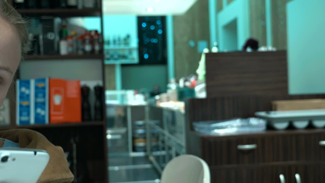Free Video Stock texting from a modern cafe Live Wallpaper
