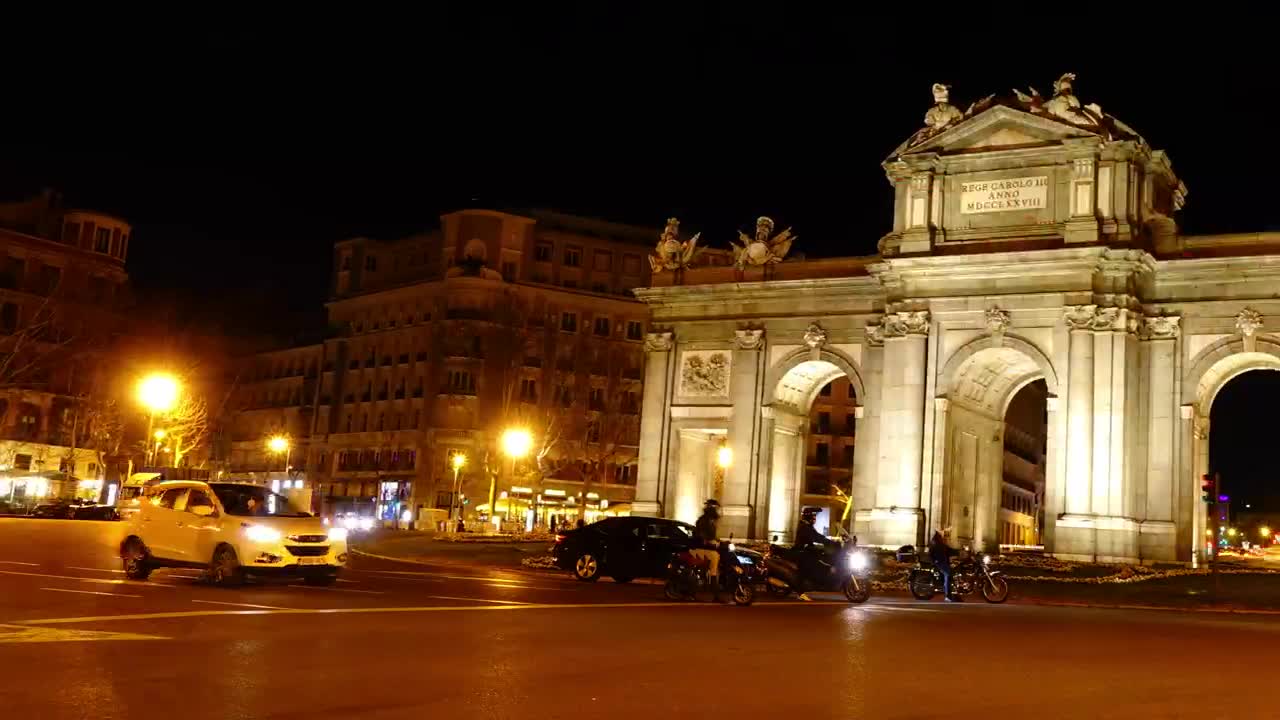 Free Video Stock traffic at puerta de alcala at night Live Wallpaper