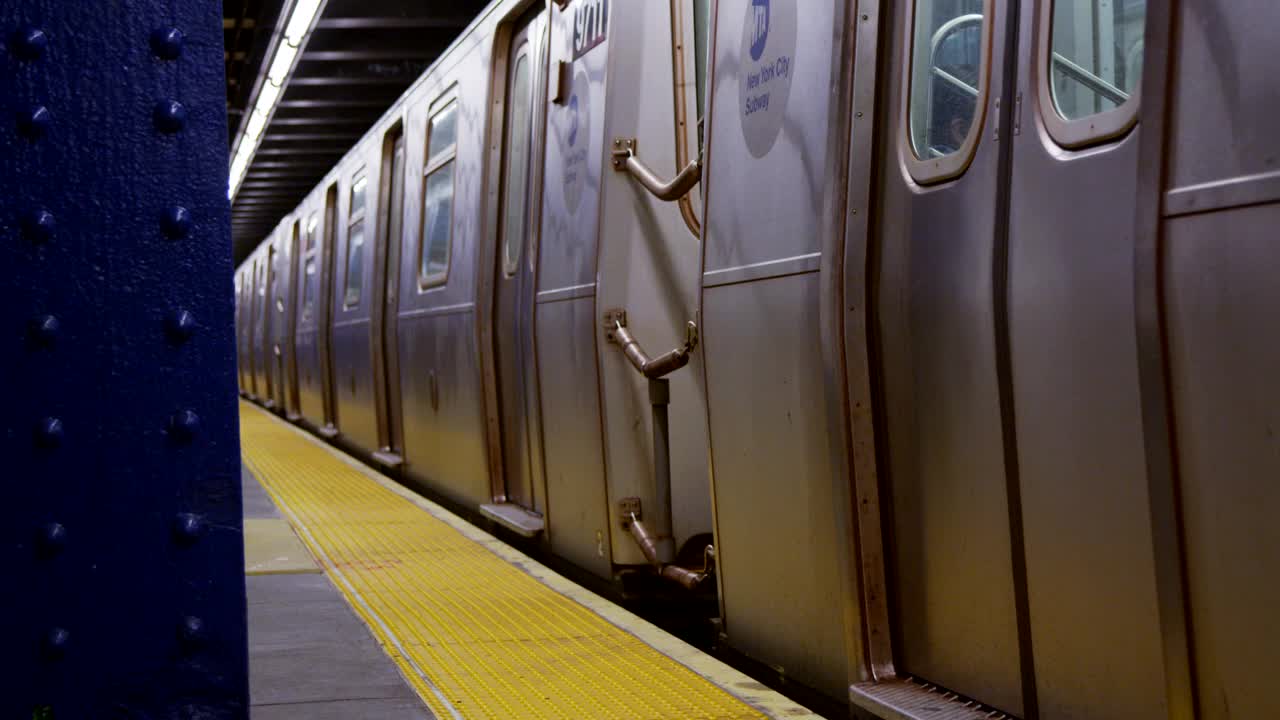 Free Video Stock train leaving a subway station Live Wallpaper