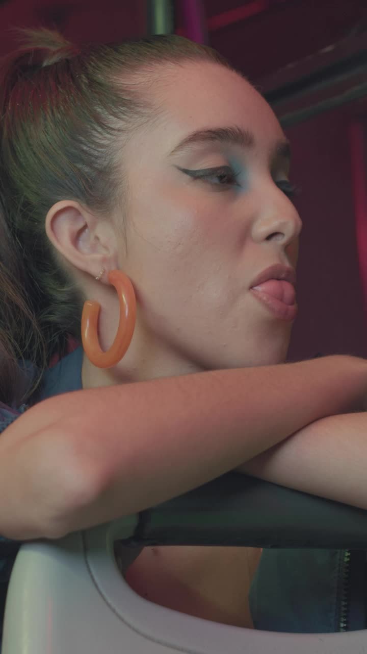 Free Stock Video Urban Girl With A Chewing Gum Live Wallpaper