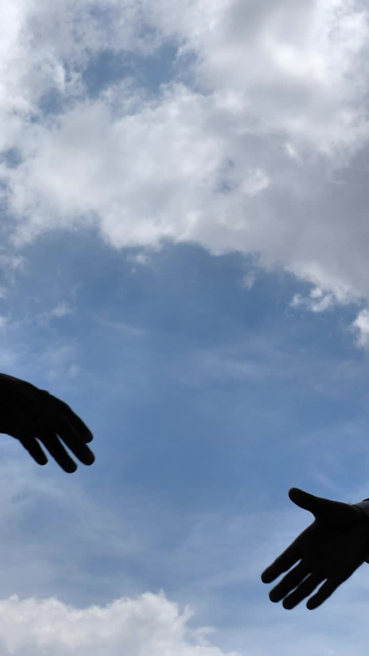 Free Stock Video Two People Shaking Hands With The Sky In The Background Live Wallpaper