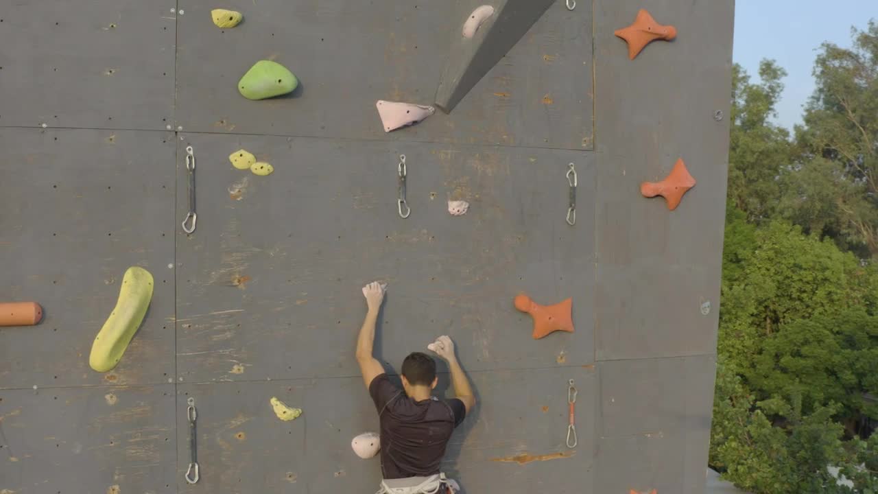 Free Stock Video Young Mountaineer Climbing A Large Wall For Mountaineering Live Wallpaper