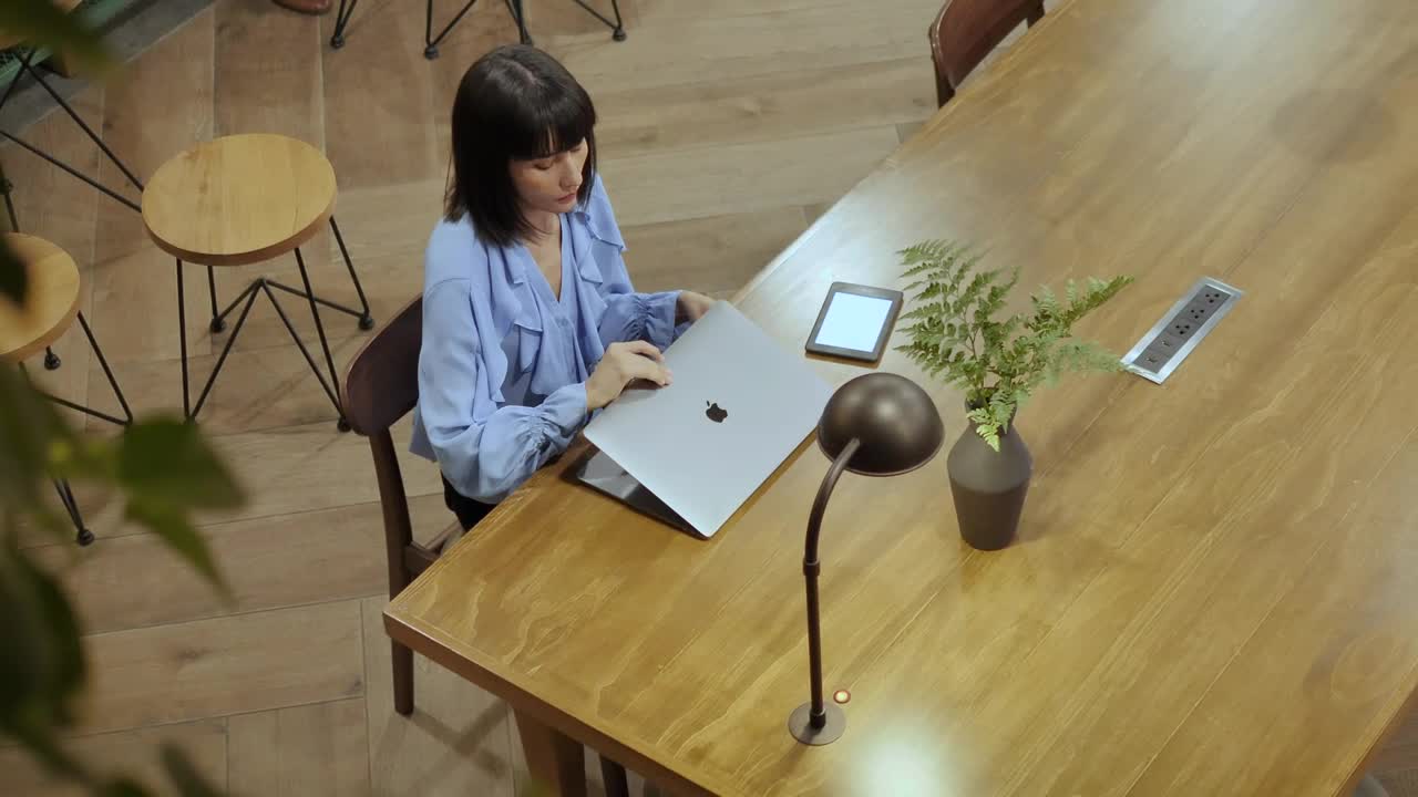 Free Stock Video Woman Working At The Office Live Wallpaper
