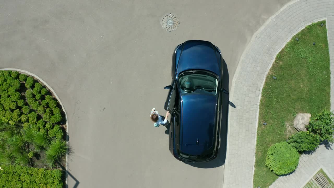 Free Stock Video Woman Walking From Her Car To A Building Live Wallpaper