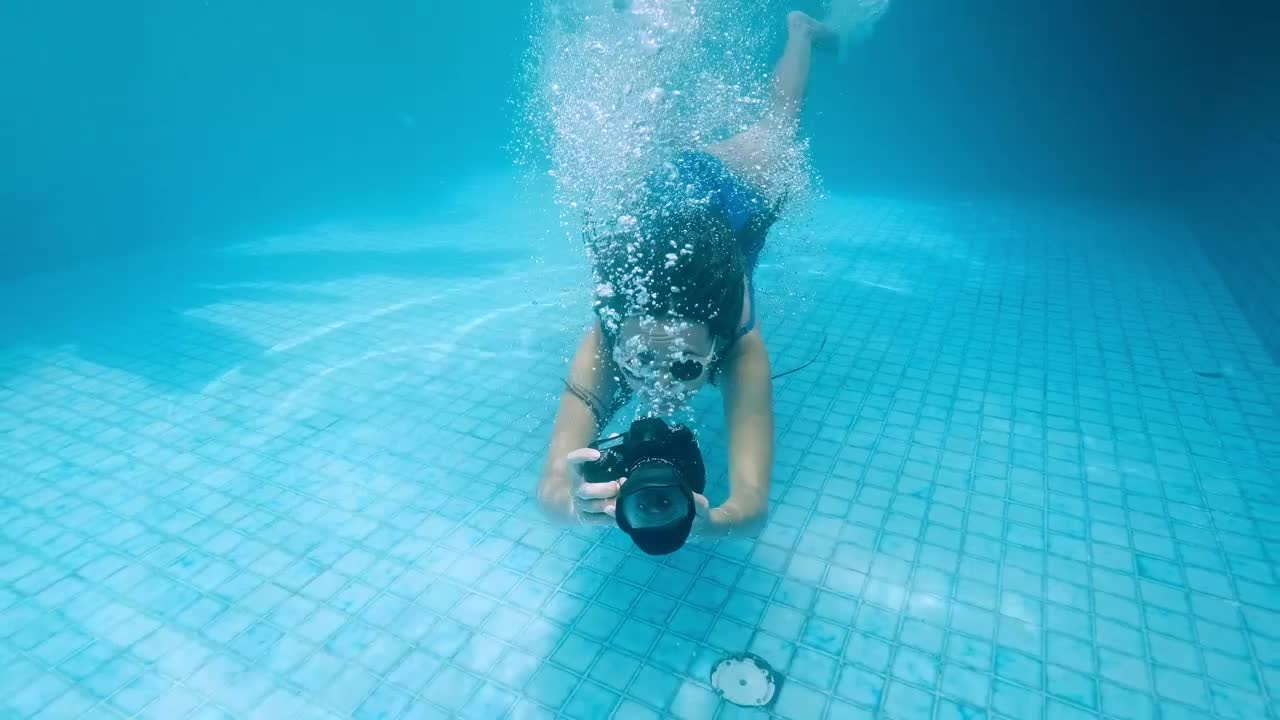 Free Stock Video Woman Taking Underwater Pictures Live Wallpaper