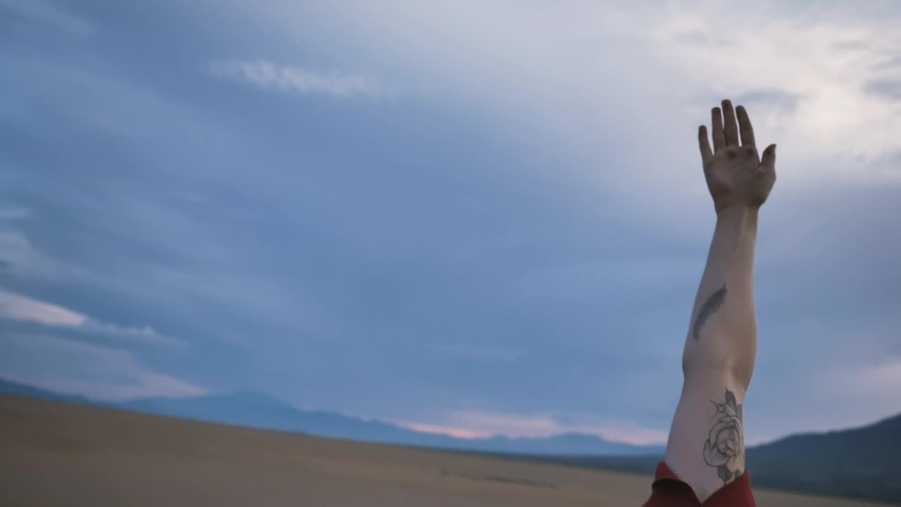 Free Stock Video Woman Stretching Her Body While Doing Yoga In The Desert Live Wallpaper