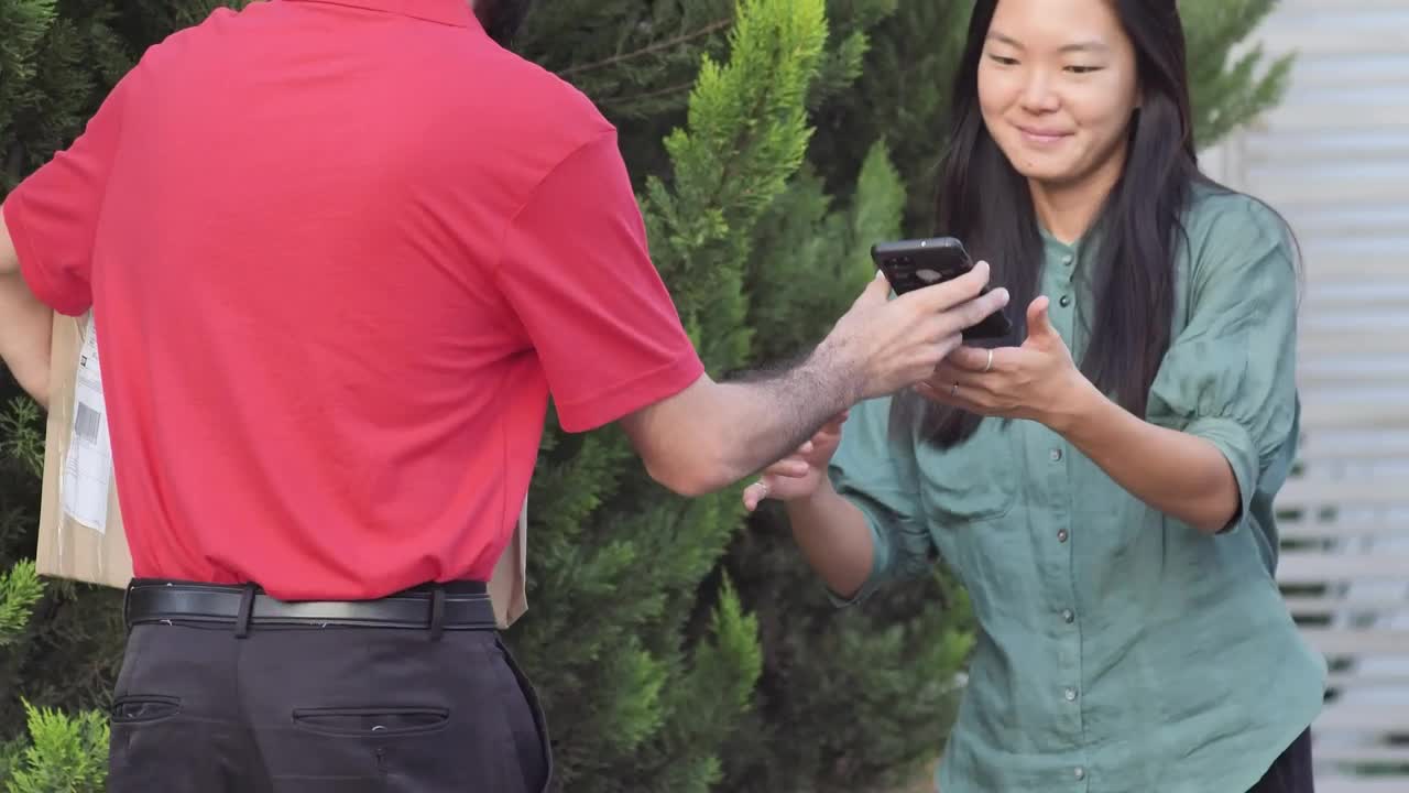 Free Stock Video Woman At The Door Of Her House Receives A Parcel Live Wallpaper